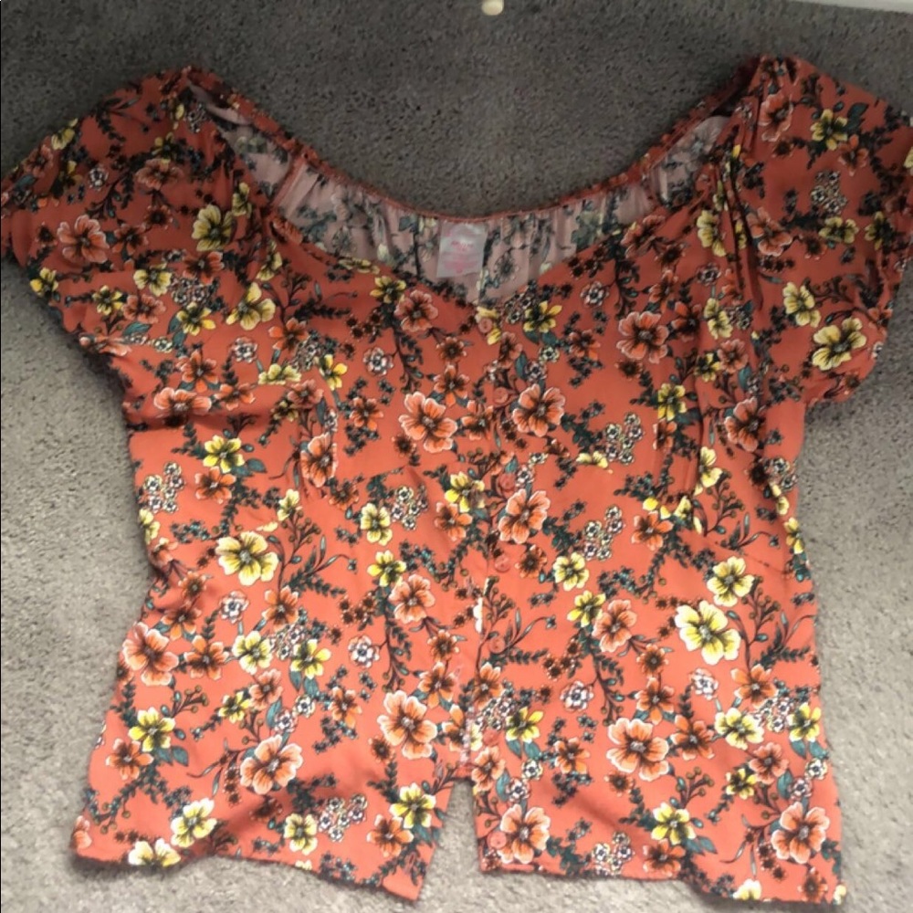 An XXL shirt but fits slim to body.
